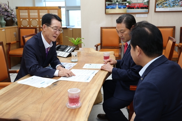 2023. 08. 25   신안군청 군수님실-대구 남구청장 신안군 방문 1