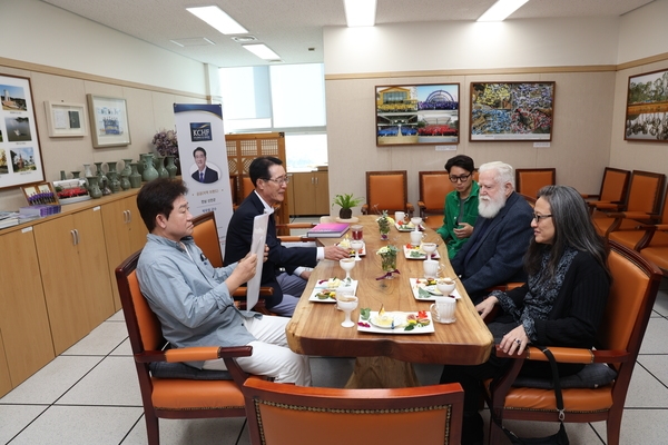 2023. 10. 12   신안군청 군수님실-미국 제임스터렐 작가 신안군 방문 환영 환담 3