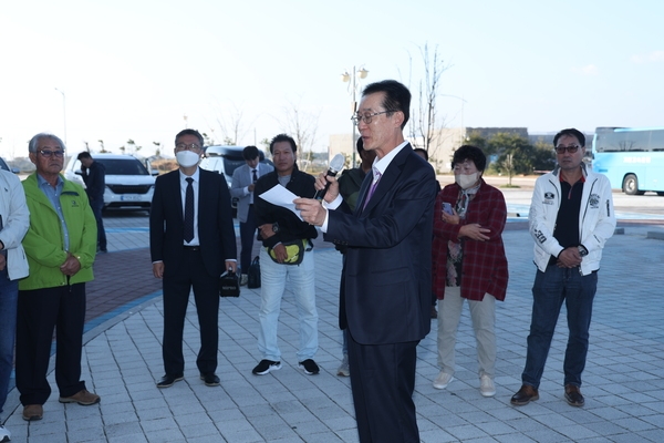 2023. 10. 23   압해읍 공설운동장-비금면 이장단 해외 선진지견학 격려 1