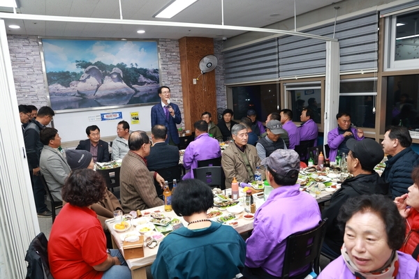 20231116_목포 북항바다천국 식당-흑산 이장단, 농촌지도자 신안탐방 격려 1