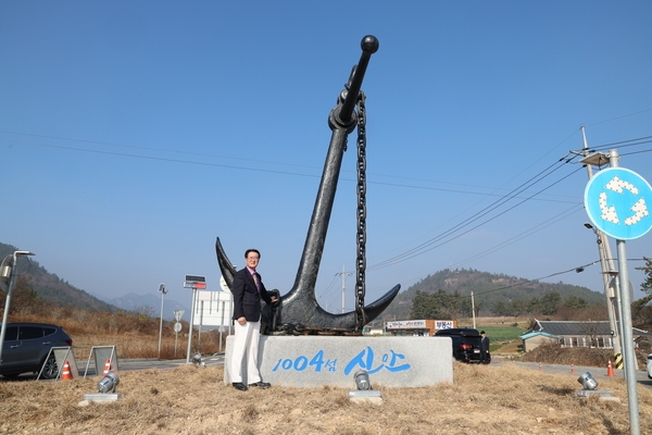 2024. 01. 12    닺 조형물 군수님 사진(암태면 천사대교, 남강선착장) 1