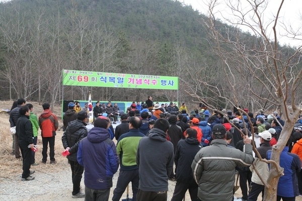 신안군, 식목일 기념 전국 첫 나무심기 행사 성료..