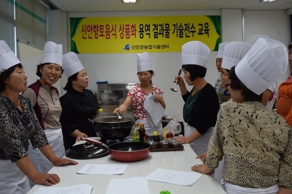 “신안향토음식 신메뉴 개발 도전해요!”..신안 향토음식 상품화 개발 메뉴 관내 업소 대상 교육 실시1