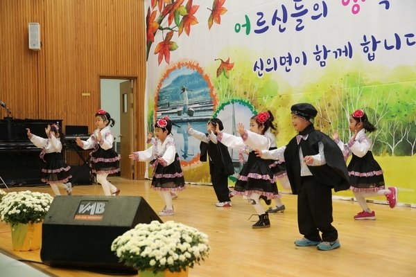 ‘노인의 날 기념 경로잔치’ 개최..'멋지고 당당한 어르신들의 행복세상'1