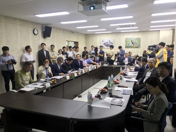 국회 환경노동위원회 흑산공항 건설 예정지 방문..'공항 건설 예정지 현지실태 파악 활동'1