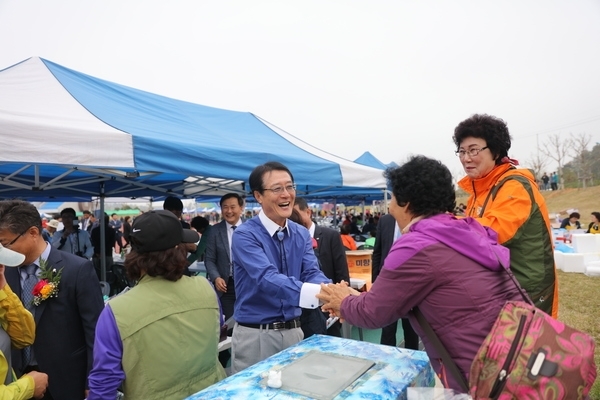 압해읍, 「제8회 압해읍민의 날 기념행사 및 축하공연」 성황리 개최..'향우민과 6천 읍민이 만들어 낸 화합과 소통의 공간으로 승화'1