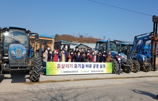 신안군, 압해읍 농업경영인회 200여ha 비료 공동살포1